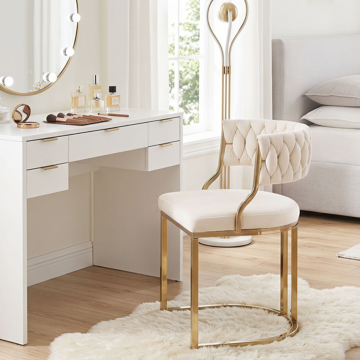 2 Pieces Velvet Dining Chairs with Curved Back and Metal Base-Beige