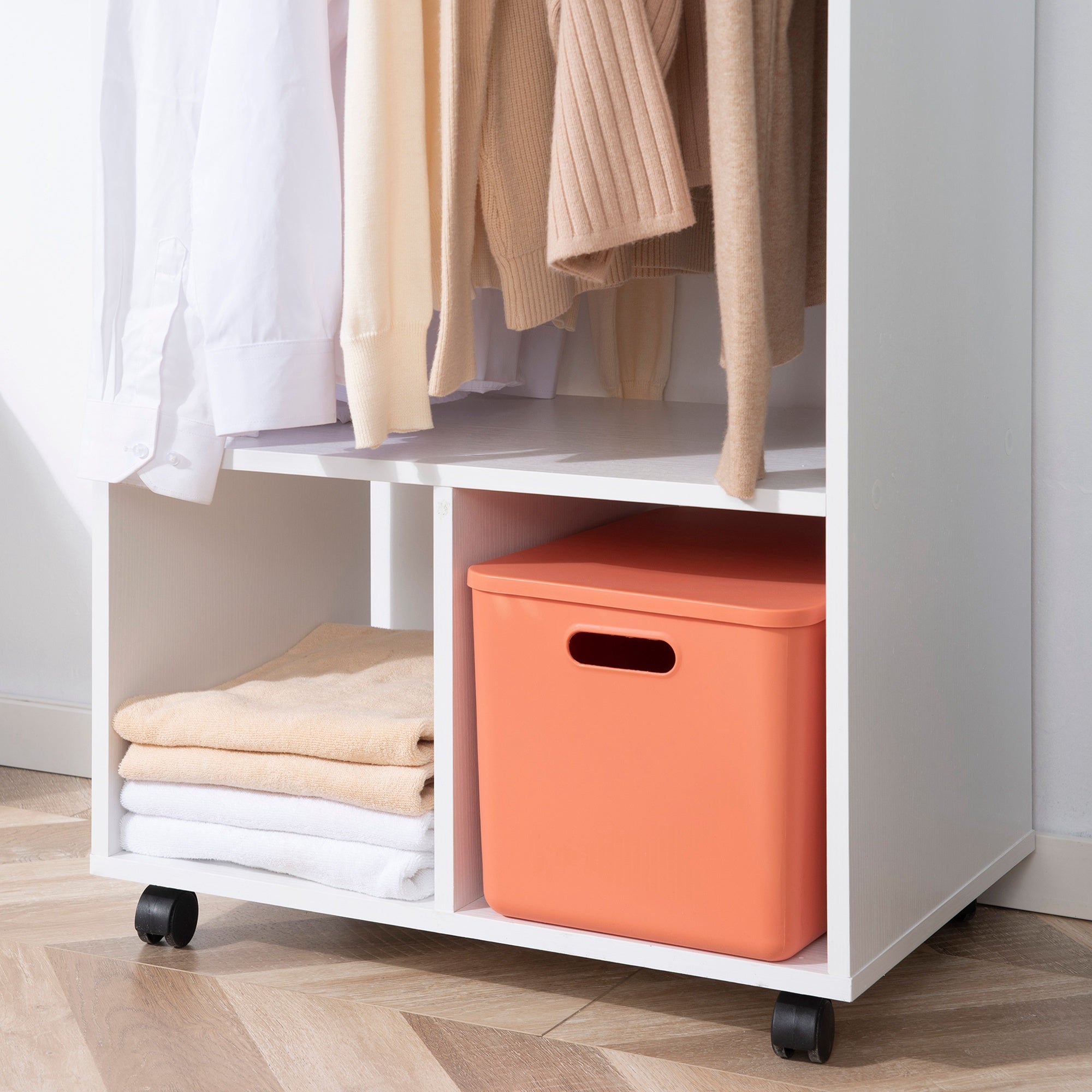 HOMCOM Open Wardrobe on Wheels, Bedroom Wardrobe with Clothes Hanging Rail, 2 Storage Shelves, Mobile Garment Rack for Cloakroom, Hallway, White