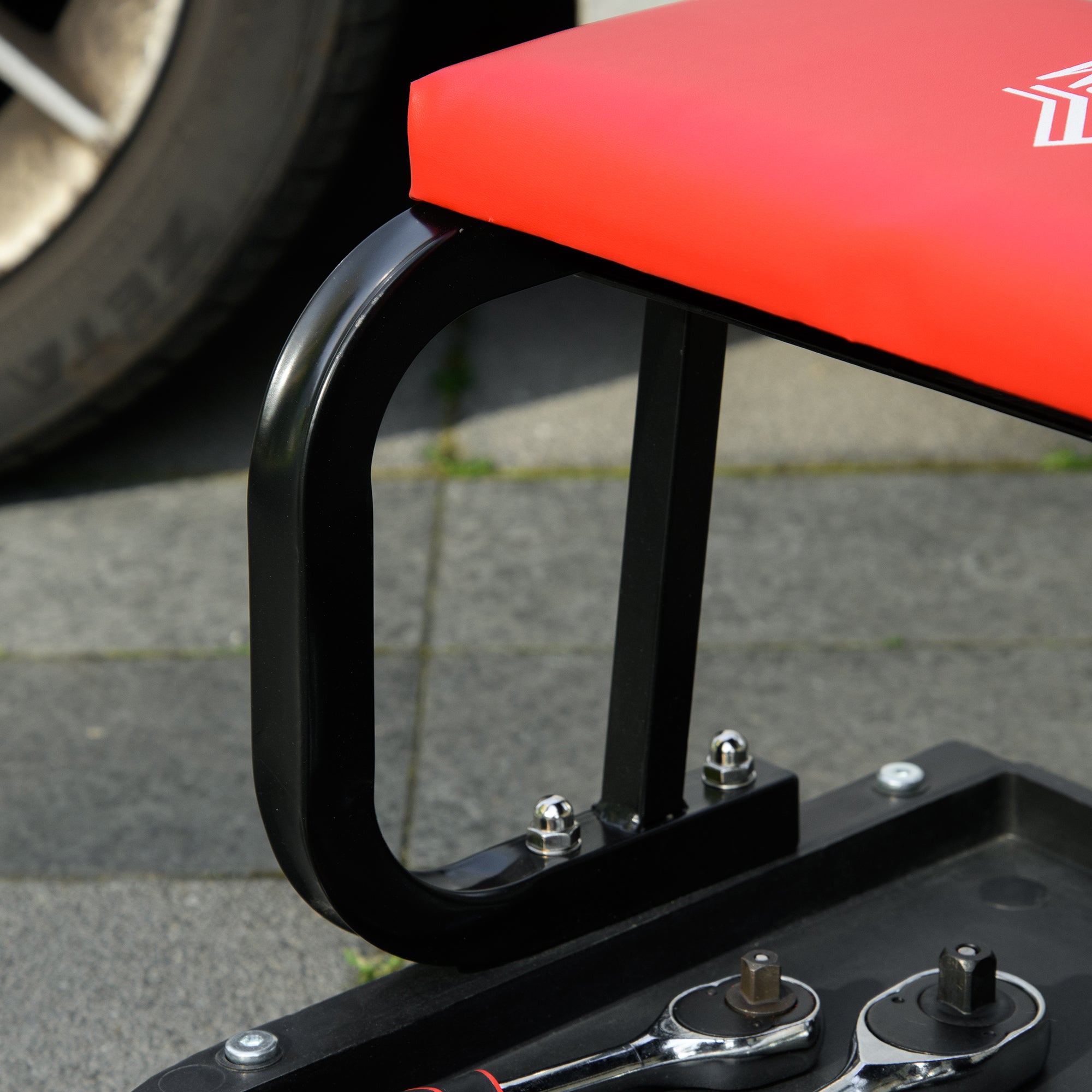 HOMCOM Workshop Stool, Rolling Machine Stool with 360√Ç¬∞ Swivel, Padded Seat, Tool Tray, Red