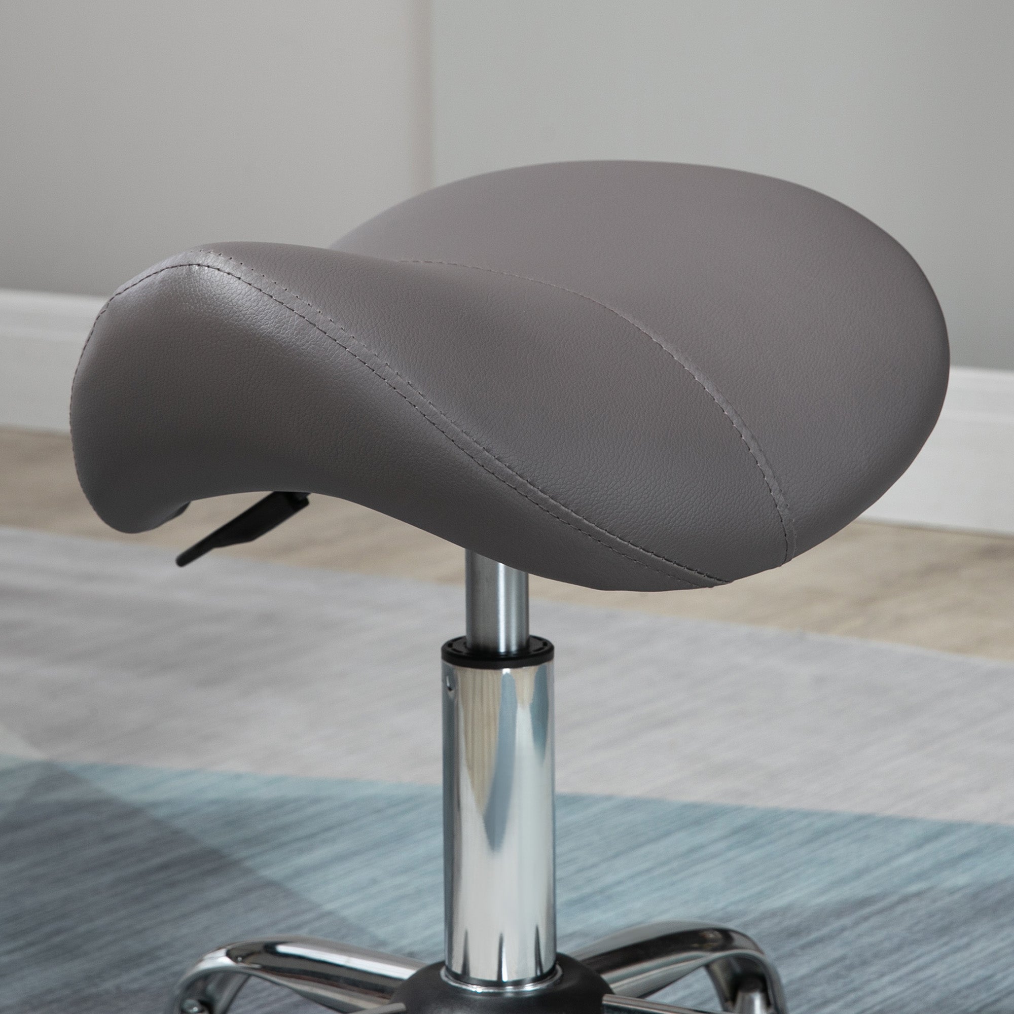 HOMCOM Cosmetic Stool 360√Ç¬∞ Rotate Height Adjustable Salon Massage Spa Chair Hydraulic Rolling Faux Leather Saddle Stool, Grey