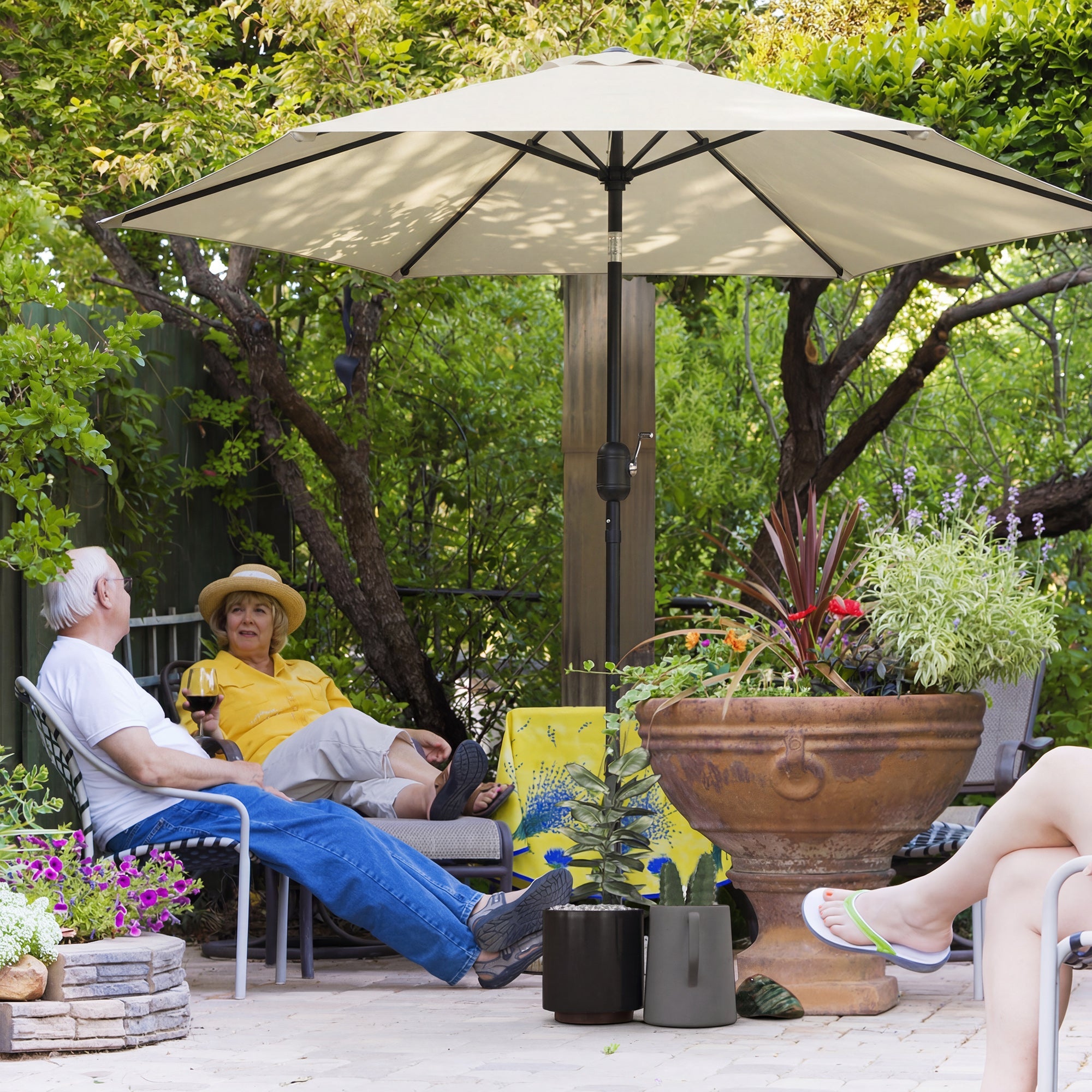 Outsunny 2.6 m Garden Parasol Umbrella with Aluminium Pole, Outdoor Patio Umbrella with Tilt and Crank, Vent, Cream White