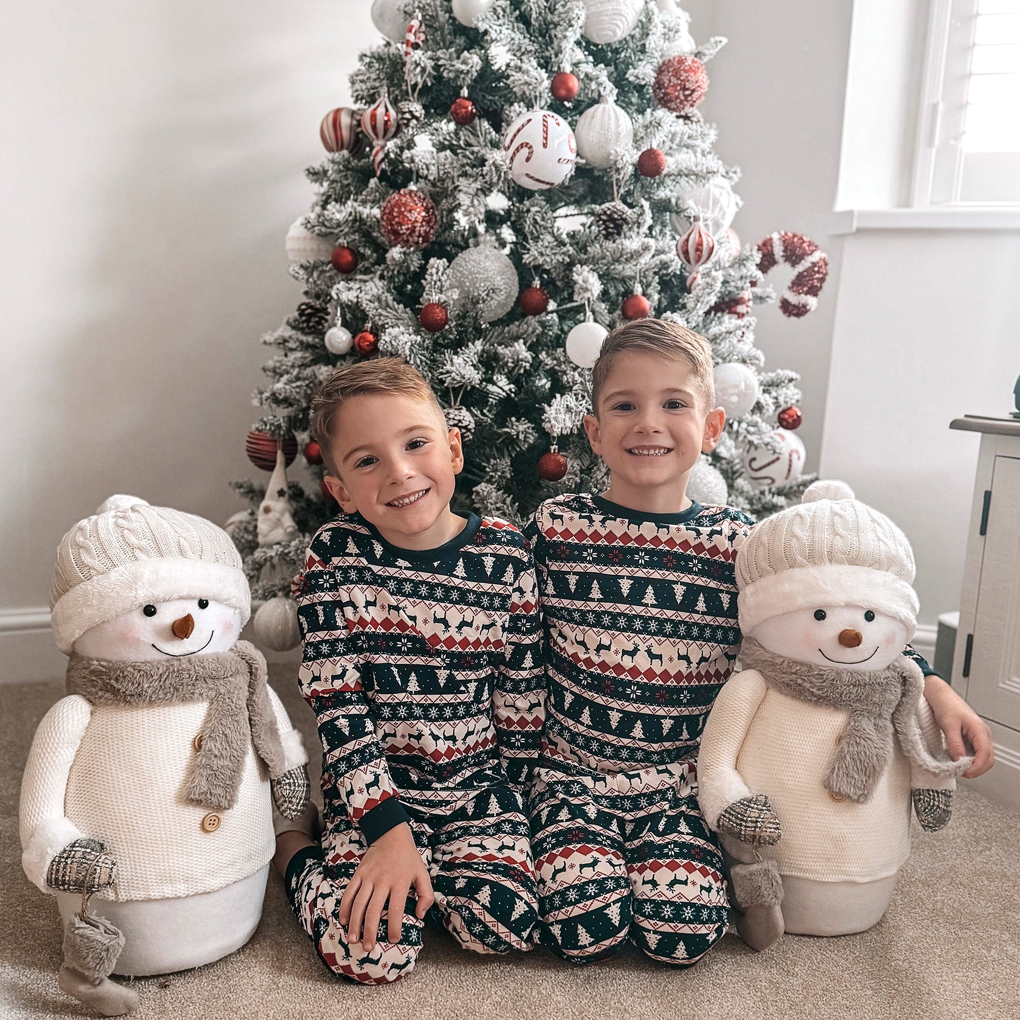 HOMCOM 6 Ft Snow Flocked Artificial Christmas Tree Xmas Pine Tree with Realistic Branches, Auto Open and Steel Base, Green