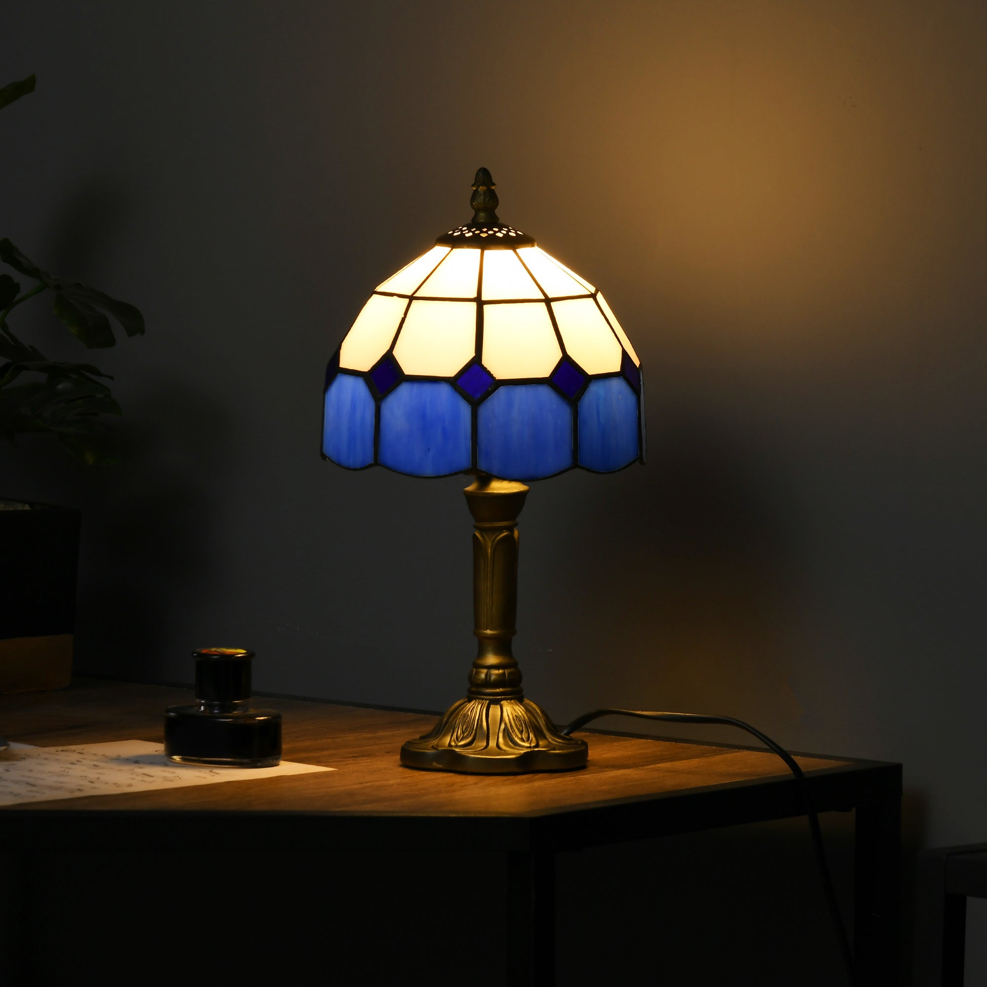 HOMCOM Handmade Stained Glass Table Lamp, Antique Bedside Lamp for Bedroom, Living room, Home, Nightstand, Decorative Night Light, Blue