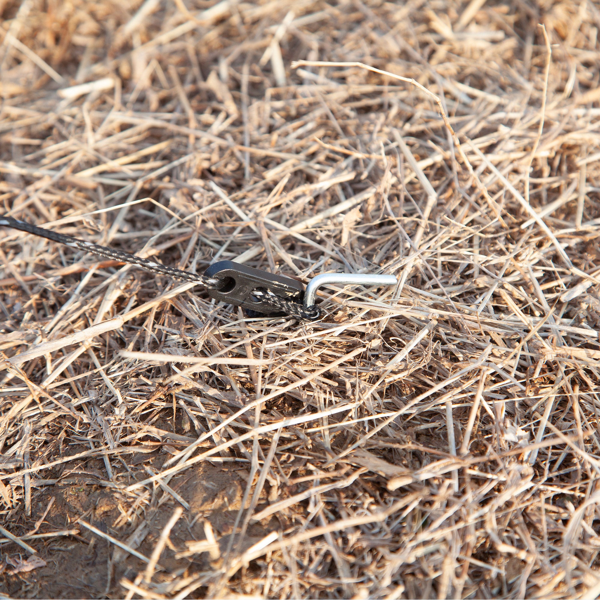 Outsunny 4 Pole Camping Windbreaks, Beach Wind Shield Shelter with Carry Bag and Steel Poles, Outdoor Caravan Privacy Shield, 540cm x 150cm, Grey and White