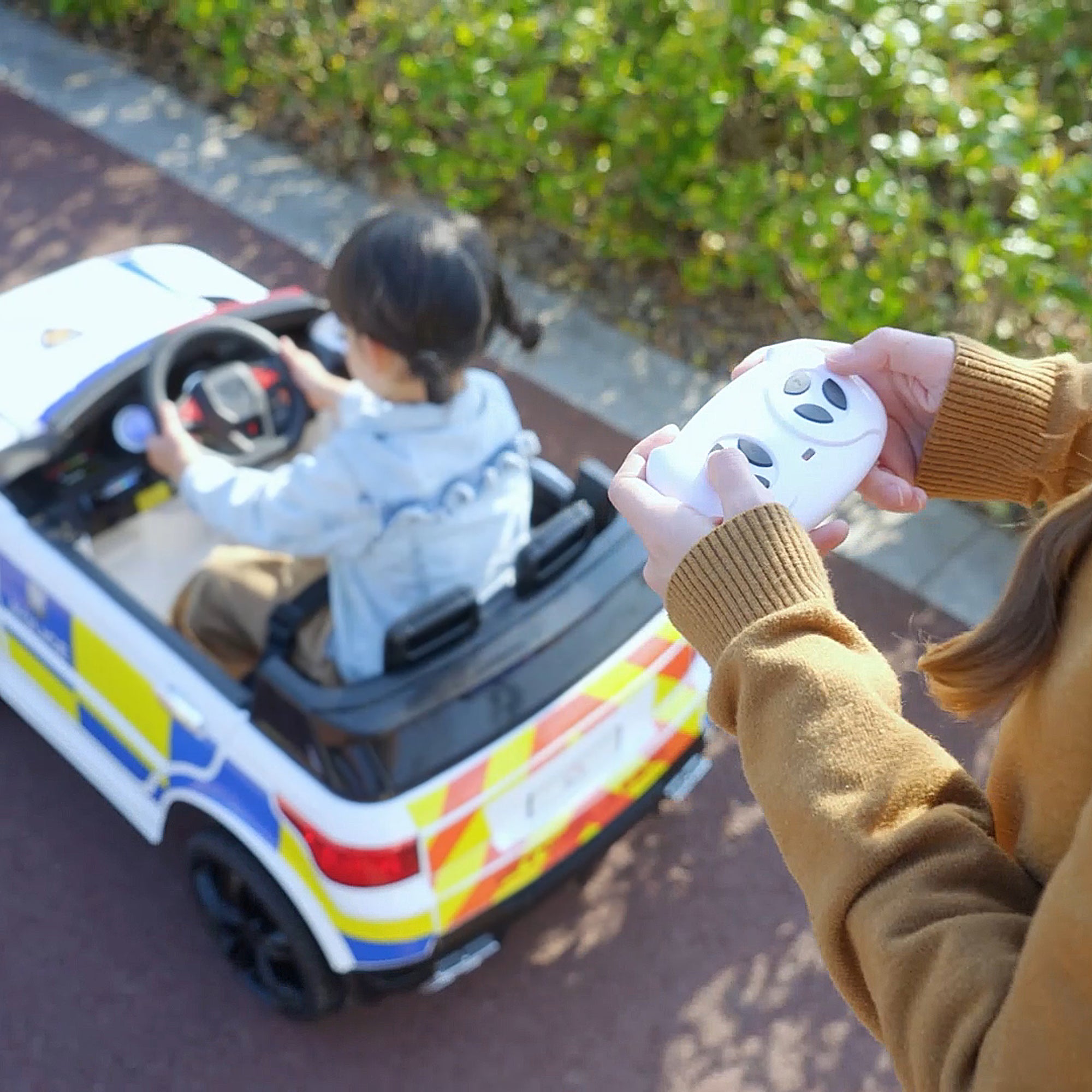 HOMCOM 12V Kids Electric Ride On Police Car 2 Motors with Parental Remote Control Siren Flashing Lights USB Portable for 3-6 Years White