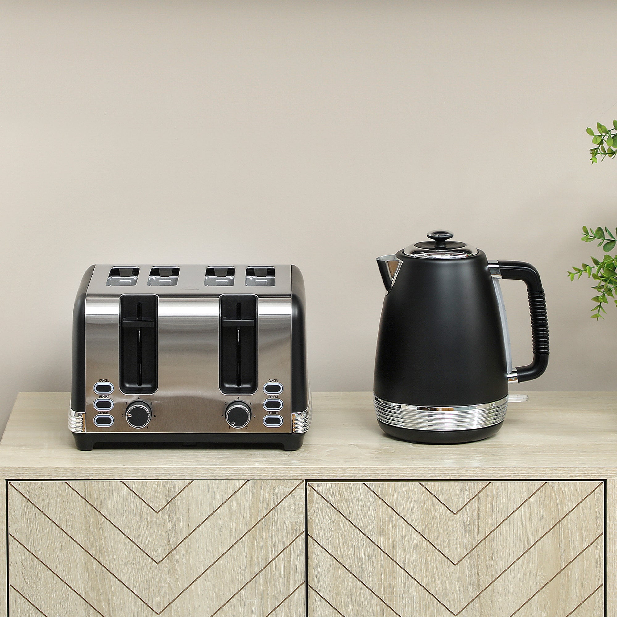 HOMCOM Stainless Steel Kettle and Toaster Set, 1.7L 3000W Rapid Boil Jug Kettle with UK Strix Thermostat, Limescale Filter, 4 Slice Toaster with 7 Browning Controls, Crumb Tray, Black and Silver Tone