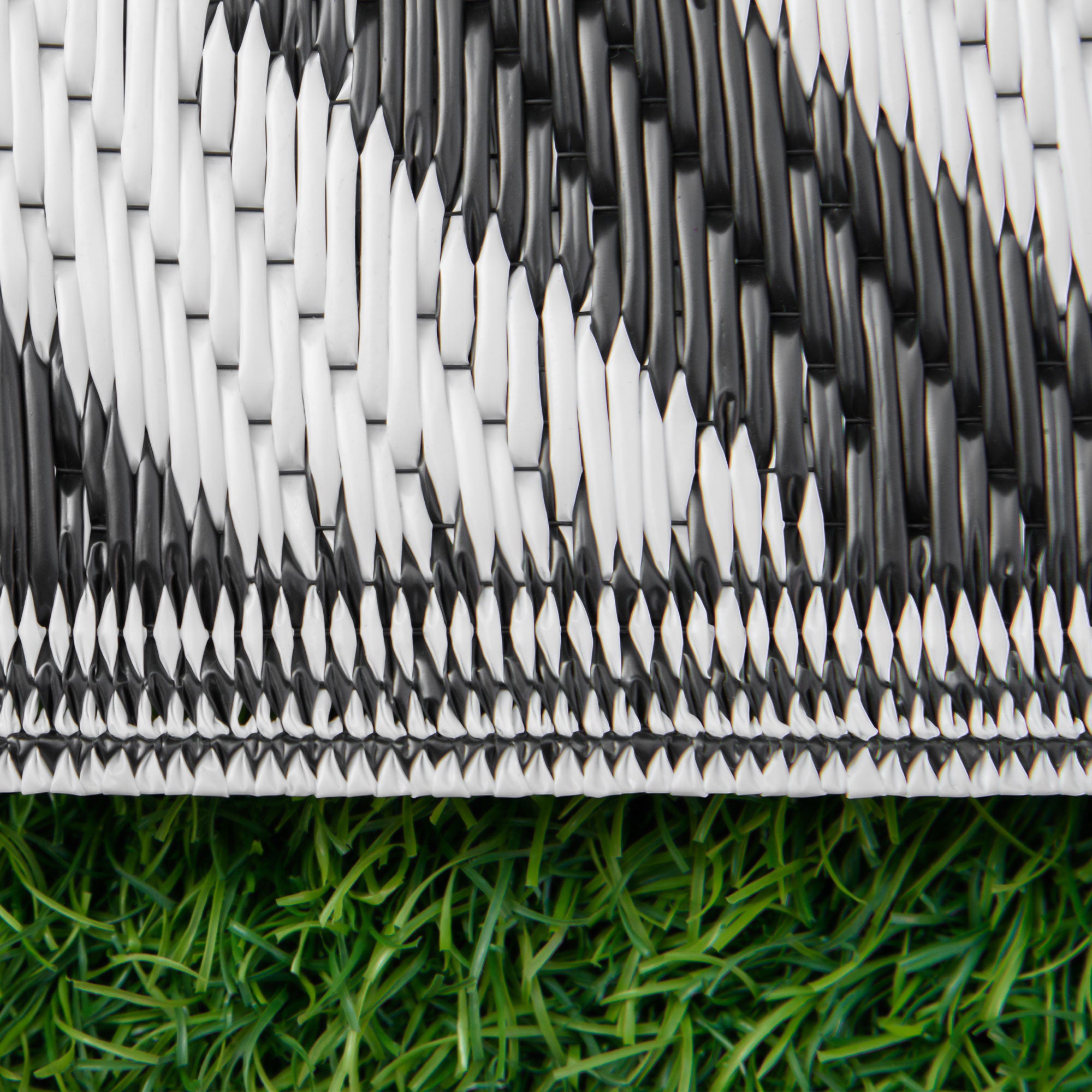 Outsunny Outdoor Rug Reversible Mat Plastic Straw Rug Portable RV Camping Mat for Garden Deck Picnic Indoor, 121 x 182 cm (4 x 6 ft), Black & White