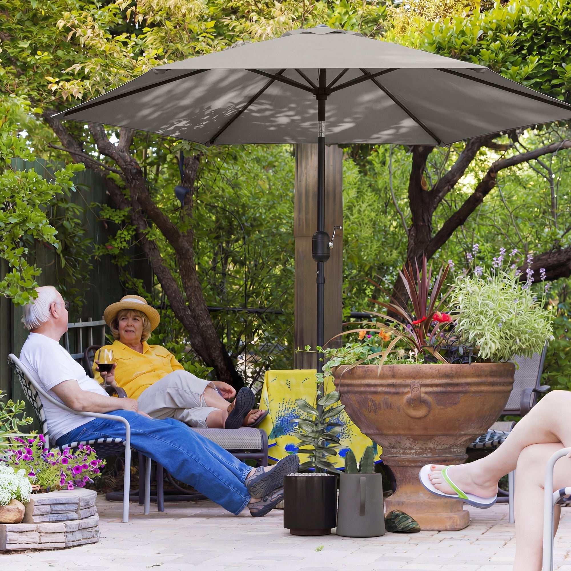 Outsunny 2.6 m Garden Parasol Umbrella with Aluminium Pole, Outdoor Patio Umbrella with Tilt and Crank, Vent, Light Grey