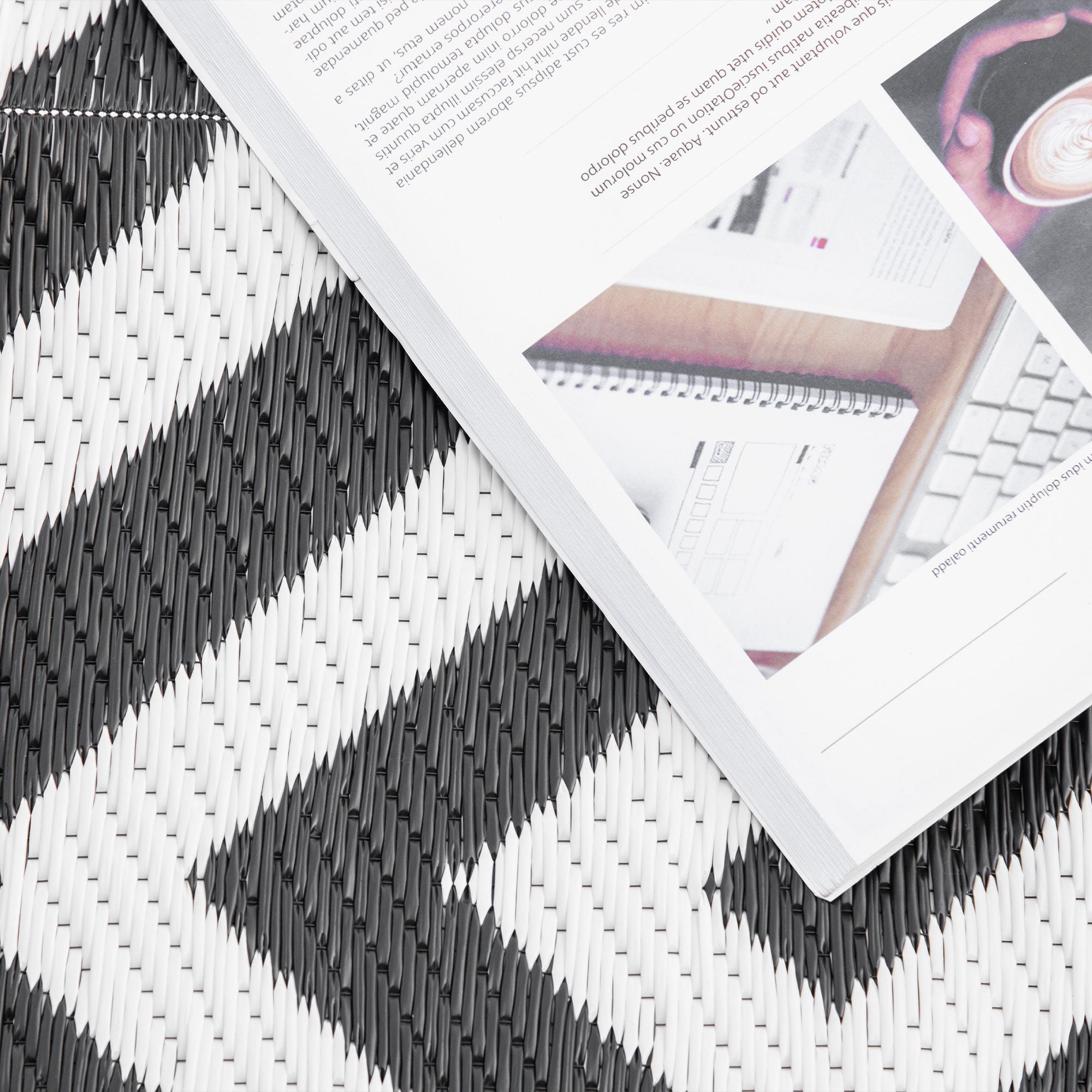 Outsunny Outdoor Rug Reversible Mat Plastic Straw Rug Portable RV Camping Mat for Garden Deck Picnic Indoor, 121 x 182 cm (4 x 6 ft), Black & White