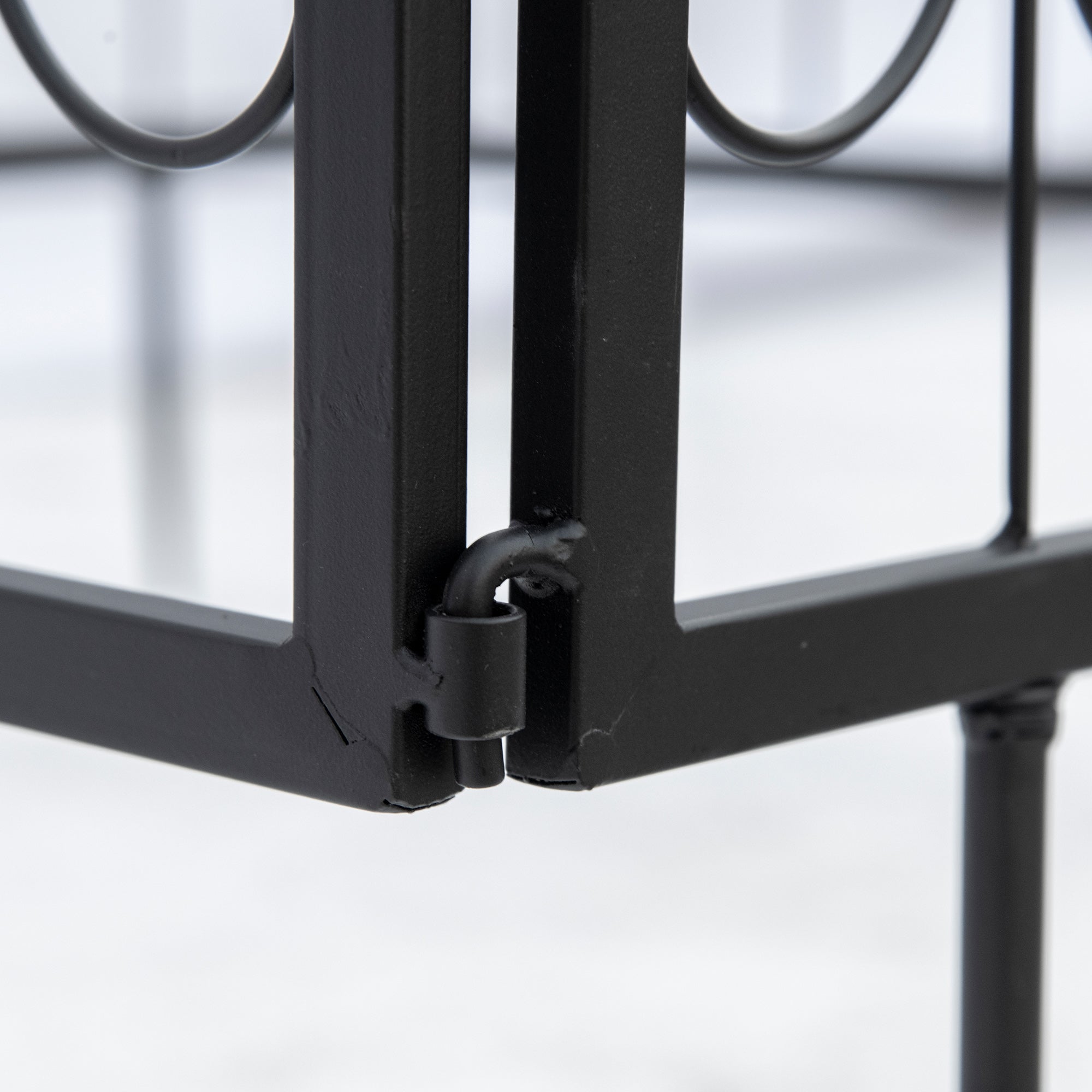 Outsunny Decorative Garden Fencing, 4PCs Outdoor Picket Fence Panels, Rustproof Metal Wire Landscape Flower Bed Border Edging Animal Barrier, Black