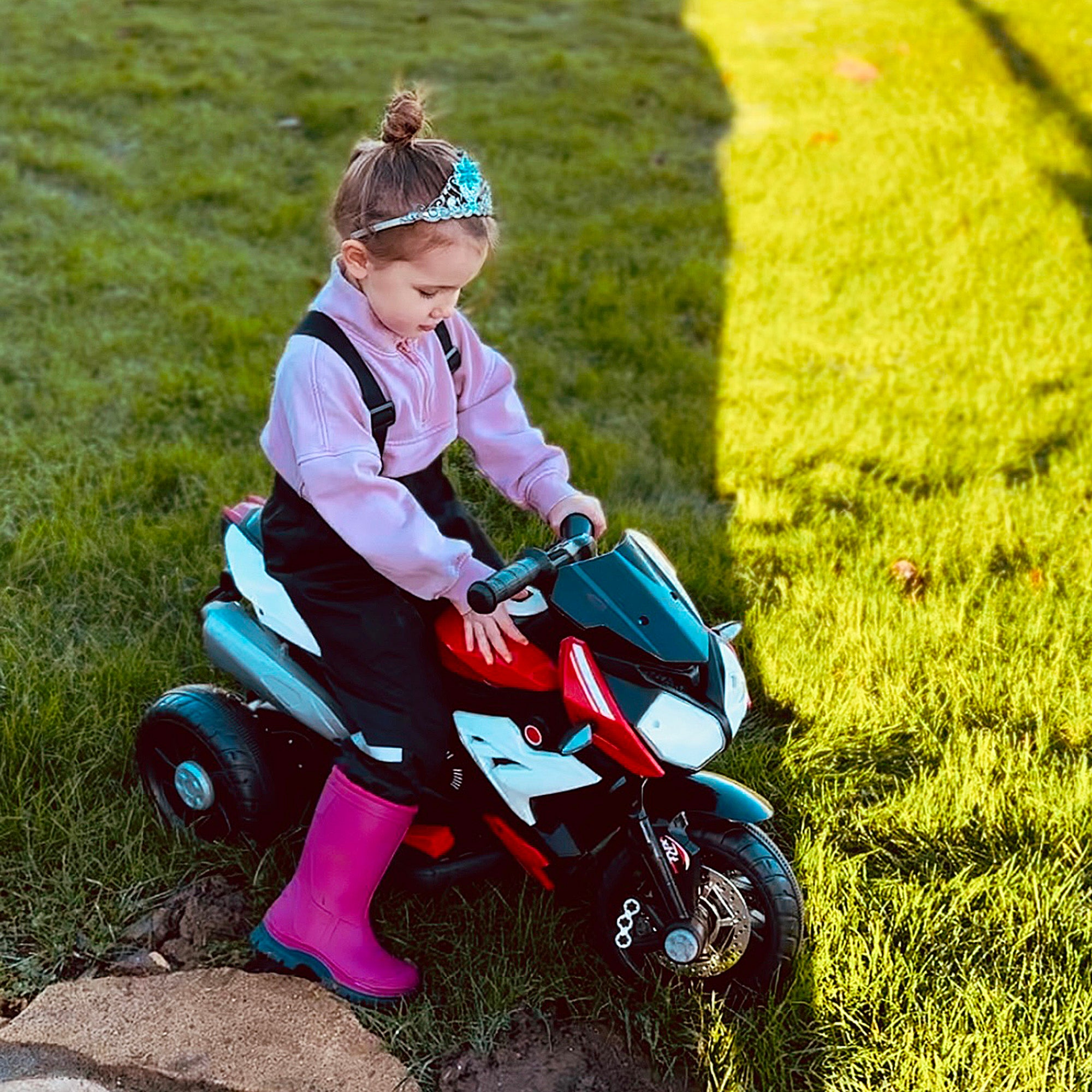 HOMCOM Kids Electric Motorcycle Ride-On Toy, with Three Wheels, Music, Horn, Lights, Red