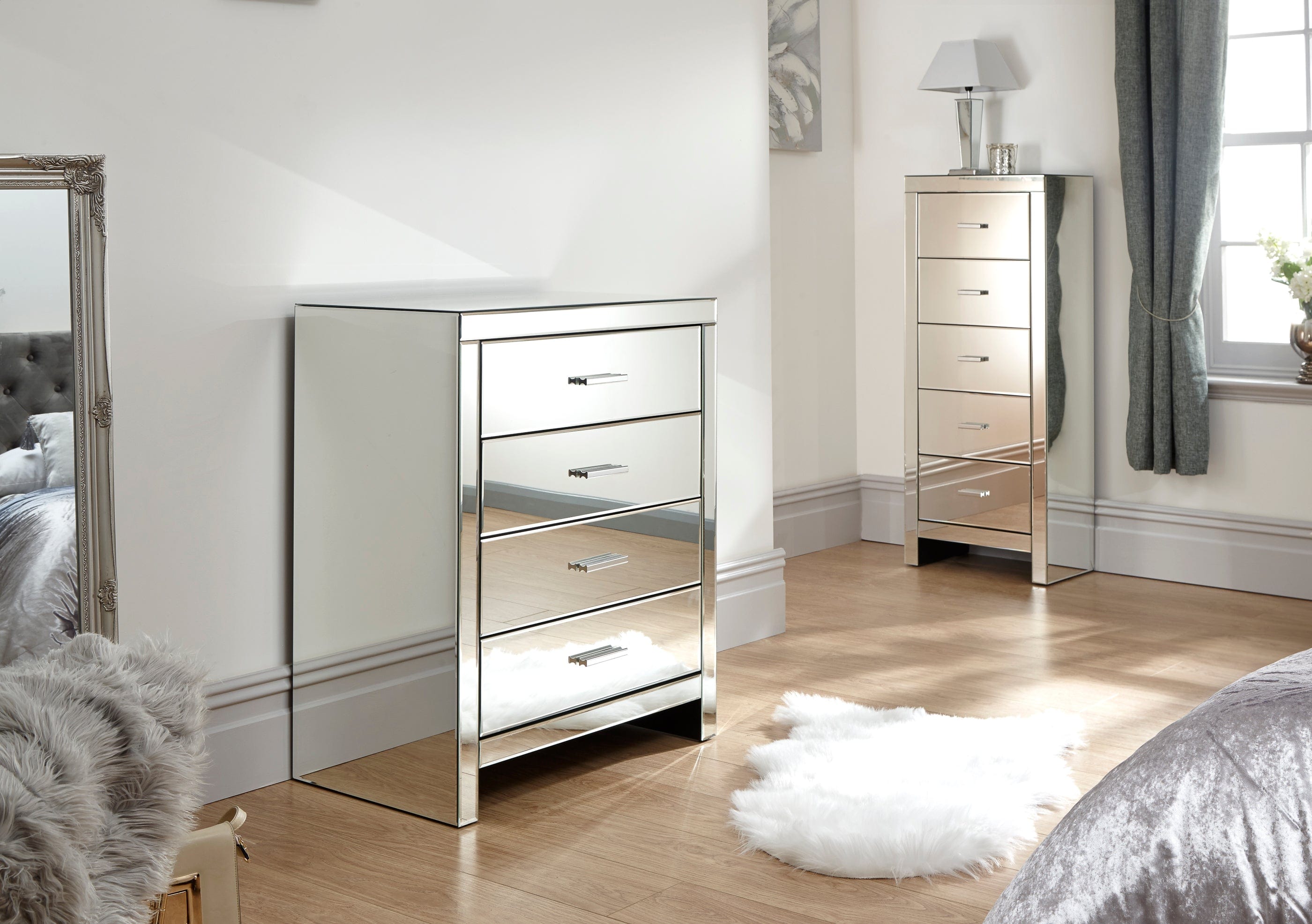 Chest of store drawers mirror finish